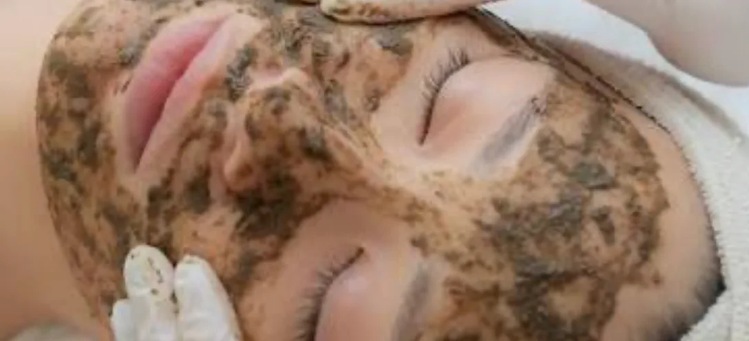Application du peeling 2B sur le visage